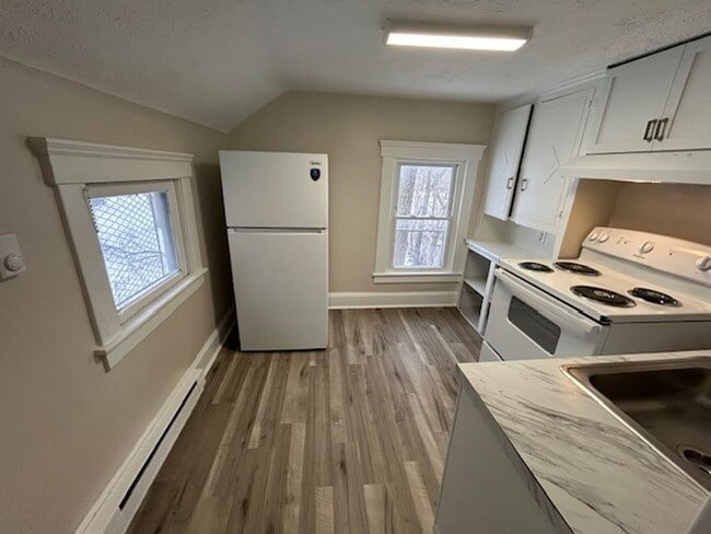 Building Photo - 518 Lake Ave Unit 102 Rush Over Garage