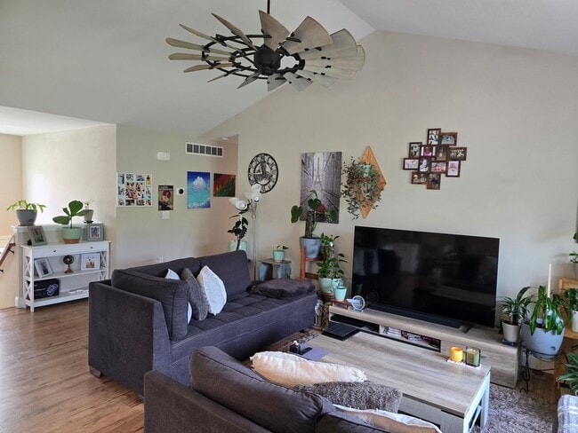 Photo - 203 Ridgeview Dr