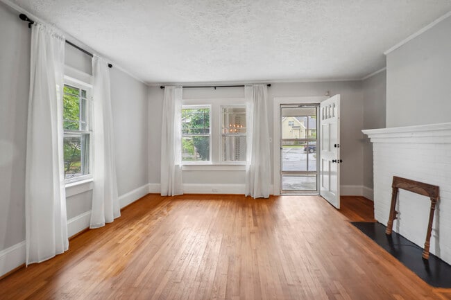 Living room - 1858 Lyle Ave