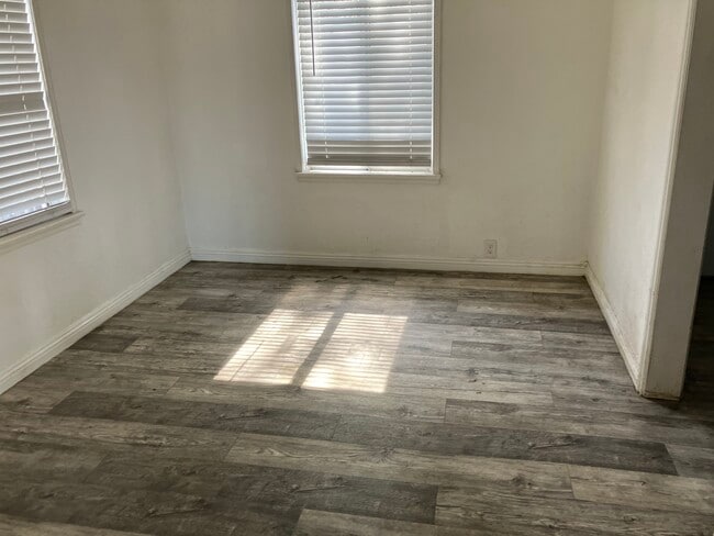 Photo - 15568 Binney St