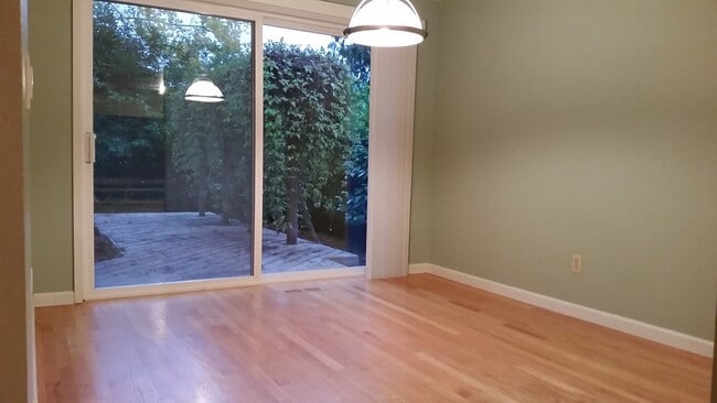 Photo - Cozy 4 beds with huge bonus room in Bellevue with private access to Phantom Lake
