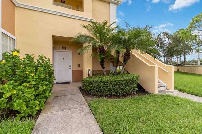Building Photo - Fully updated 2/2 unit available now for a... Rental