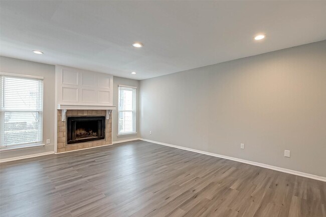 Photo - 5917 Fairdale Ln Unidad 14