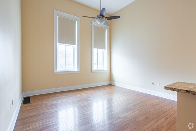 2BR, 2BA - 1095SF - Living Room - 401 Brady St