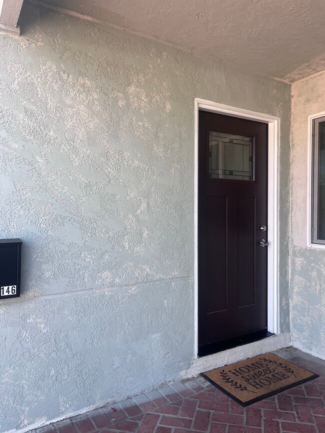 Entrada de la puerta principal - 144 F St