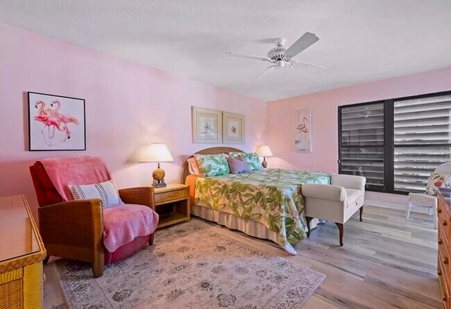 Dormitorio principal con baño en suite y vestidor. - 166 SE Saint Lucie Blvd Unidad 406