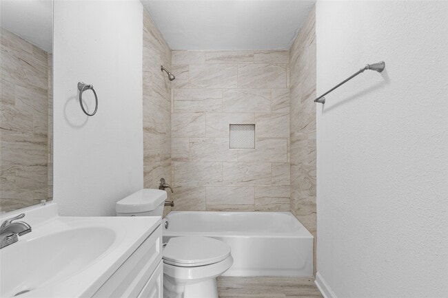 Photo - 16643 Lake Cir