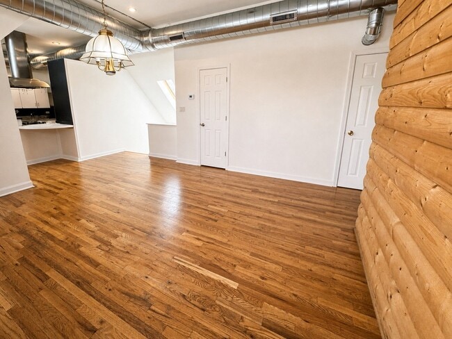 Photo - 2908 N Springfield Ave Unidad 3