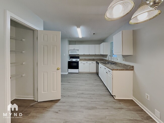 Photo - 2028 Collier Rd