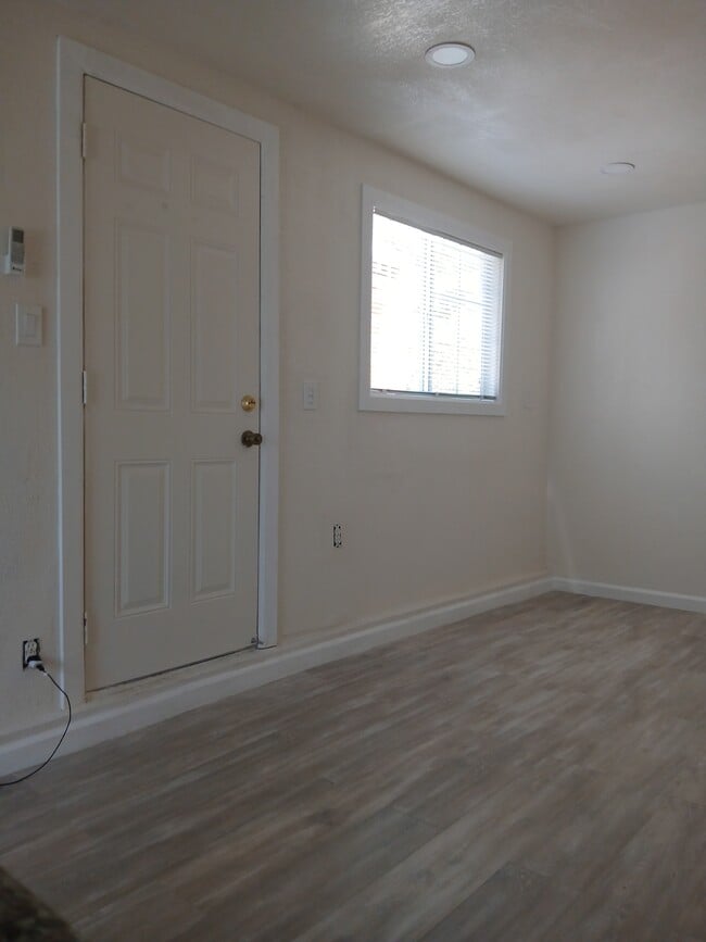 Building Photo - 1184 Wesley Ave Unit Charming Back House