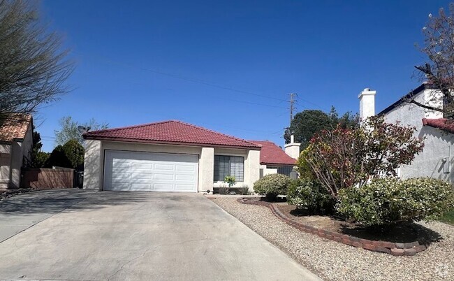 Building Photo - West Lancaster Home