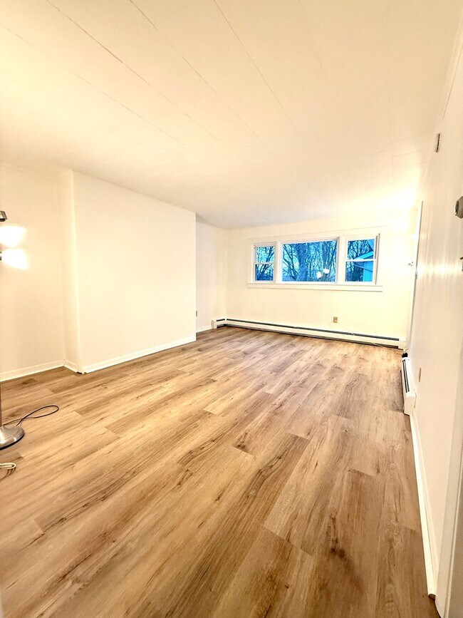 Photo - 473 Wilbur Ave Unit 1