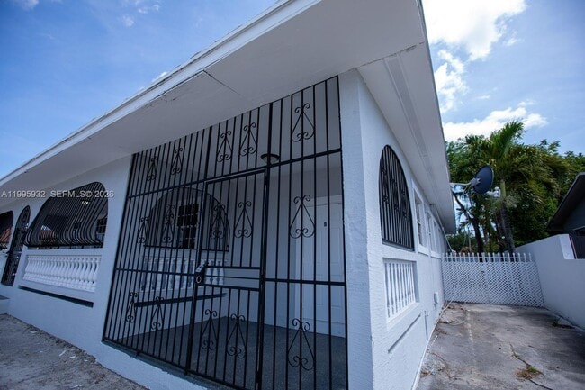 Building Photo - 2250 NW 103rd St Unit C