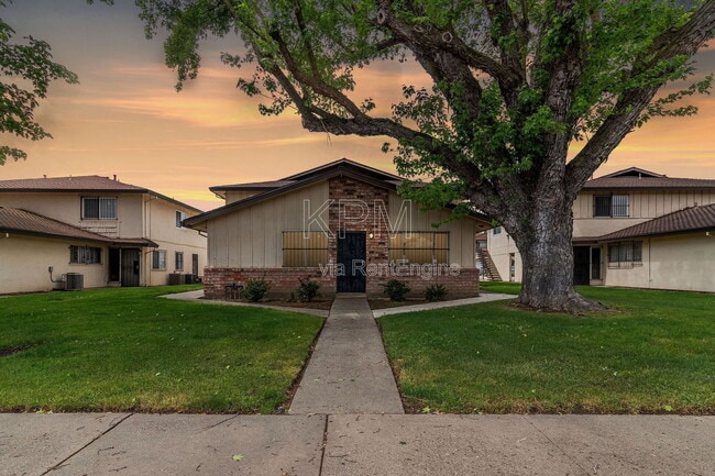 Building Photo - 1227 Pinetree Dr Unit 1