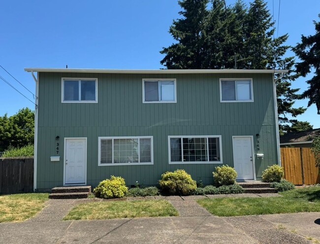 Building Photo - Beautiful 3 Bed /1.5 Bath Townhouse in Albany Unit chic349- OR