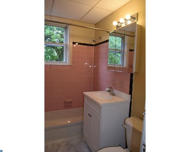 First floor bathroom - 11 Corbin Ct Unidad 1