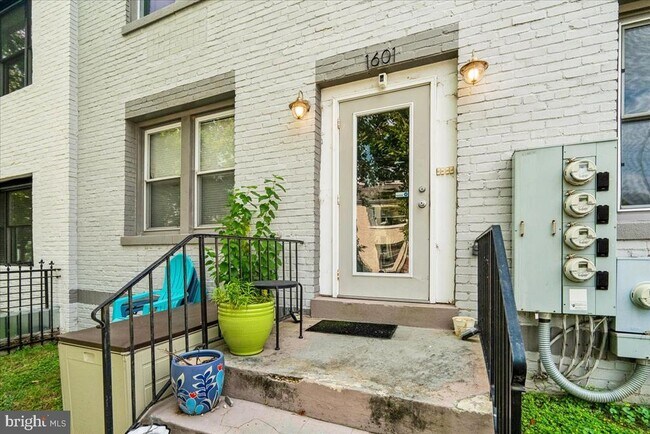 Photo - 1601 Isherwood St NE Unit 1