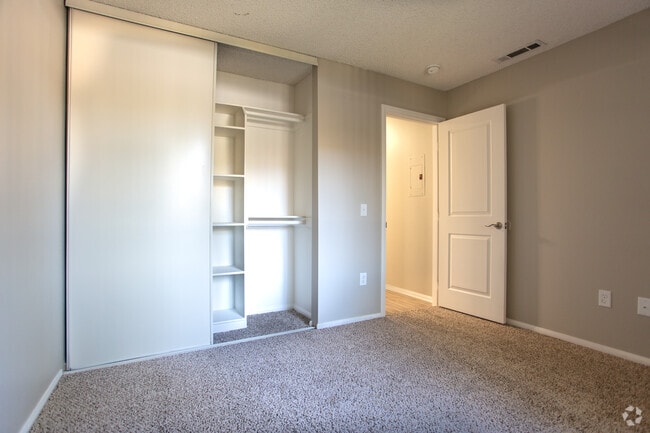 2BR, 2BA-872 SF