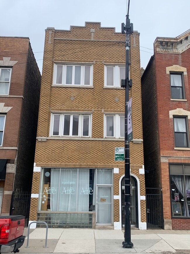 Building Photo - 858 N Ashland Ave Unit 1R