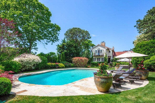 Building Photo - 18 Club Dr