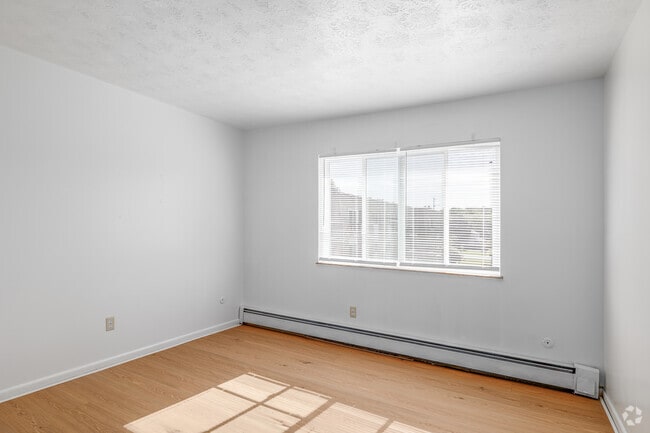 1BD, 1BA - 800SF - Bedroom - Ridgewood Apartments
