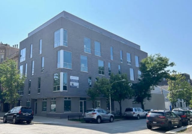 Building Photo - 913 W School St Unit 402