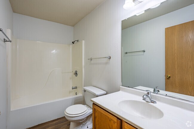 3 habitaciones, 2 baños - 1300 pies cuadrados - Segundo baño