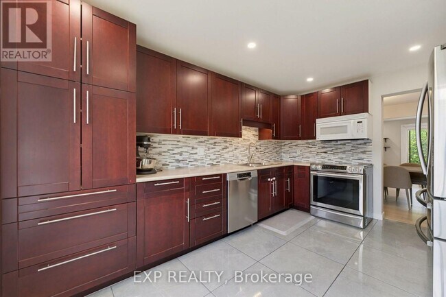 Photo - 890 Cahill Dr W