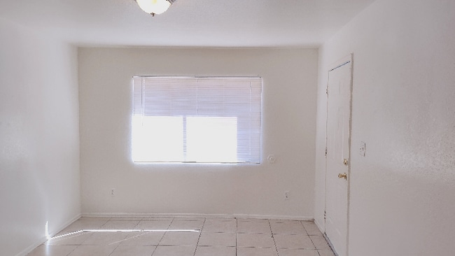 Photo - 6742 W Palmaire Ave Unidad 2