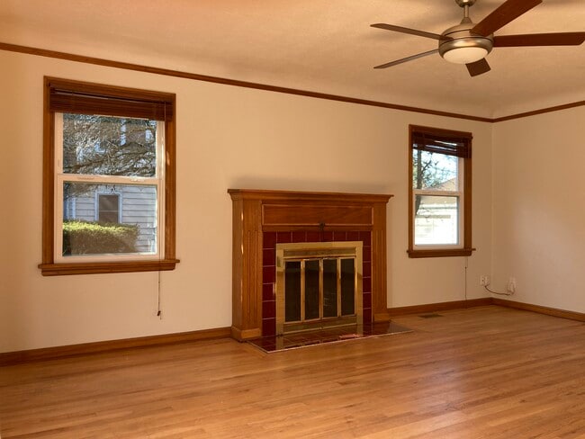 Living room - 4407 SE Tibbetts St Unit A