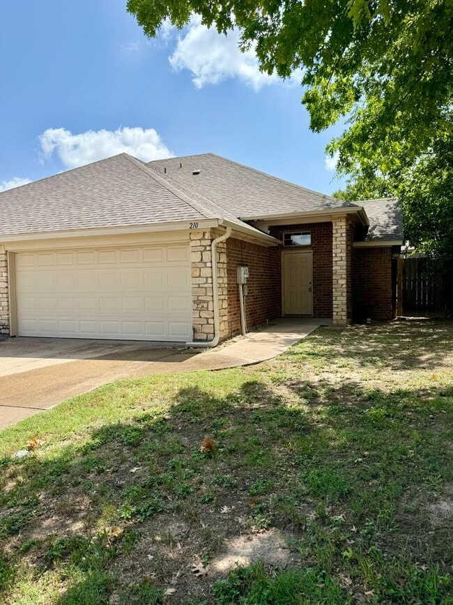 Building Photo - 3/2/2 Duplex / Bathroom Reno / Updated/ Fenced Back Yard - Pets Welcome