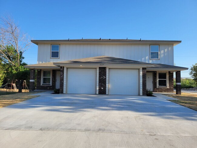 Photo - 227Clore Unidad B-STILL OCCUPIED BY RESIDENT