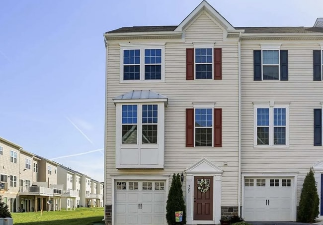 Building Photo - Coming Soon! "Charming 3-Bedroom Townhouse Retreat with Spacious 1960 sq ft Layout in York, PA!"