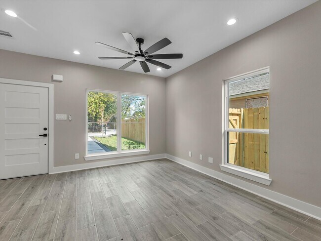 Photo - 7802 Queen St