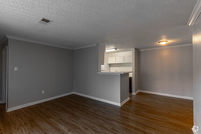 2BR, 2BA - 884SF - Living Room