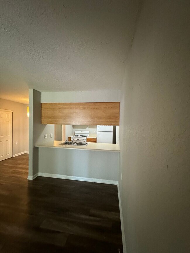 Photo - Come See This Beautiful Remodeled 2 Bed 1 Bath Condo in Mystic Woods! Available Now! Unidad #813