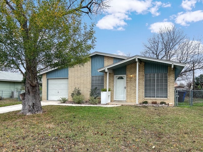 Building Photo - Convenient South SA Location—3BR with W/D Included