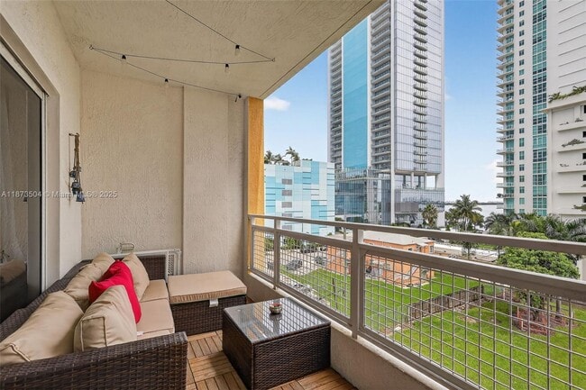 Photo - 471 NE 25th St Unidad 503