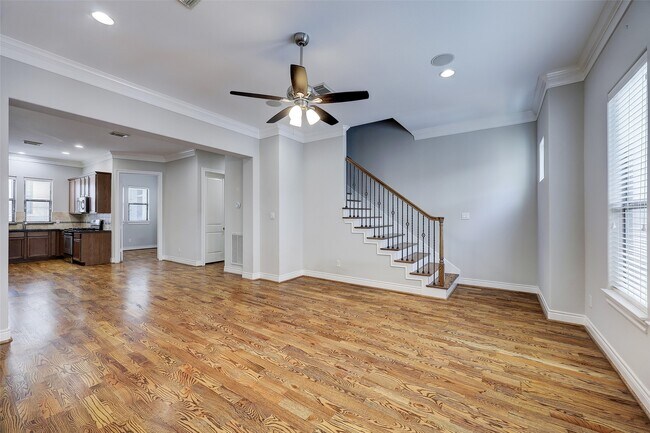 Photo - 3245 Maxroy St