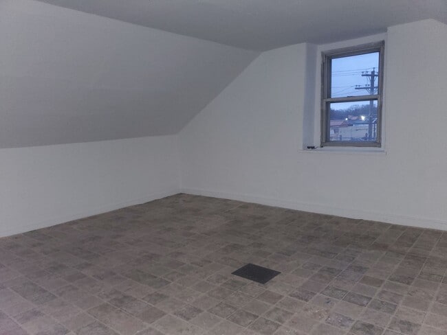 Building Photo - 4 Bedroom PHA