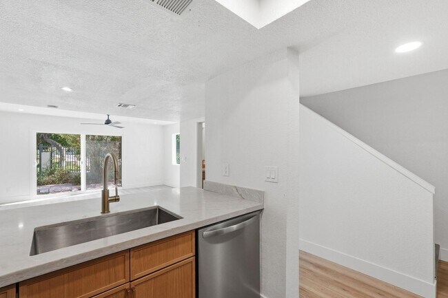 Photo - 122 S Hardy Dr