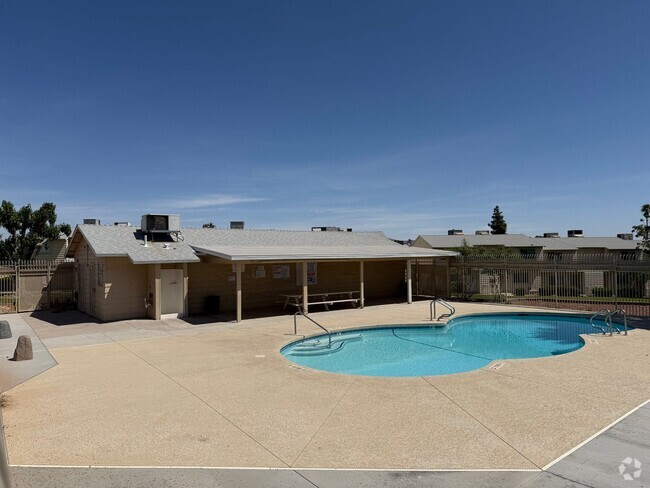 Building Photo - 3 Bedroom Townhouse with a 2 car garage an...