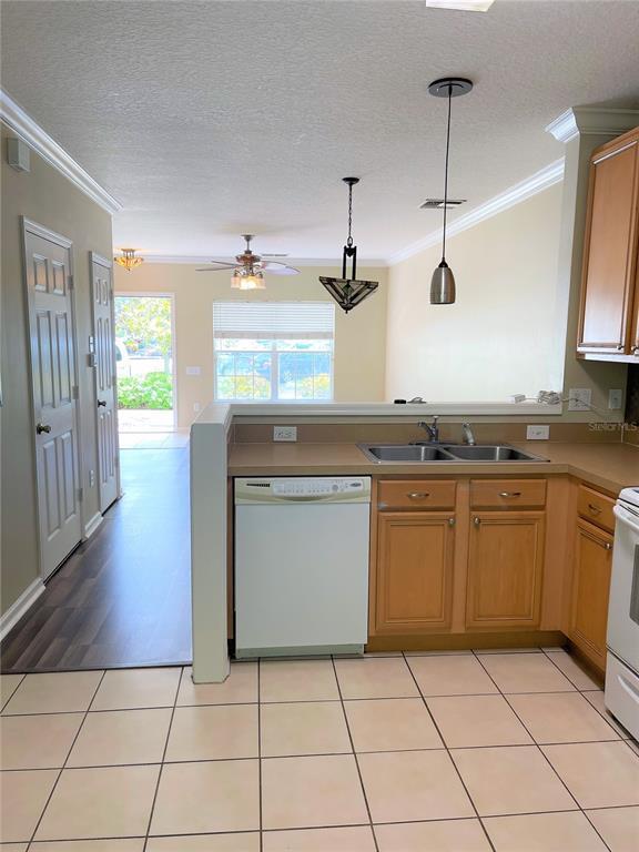 Photo - 894 Vineland Pl