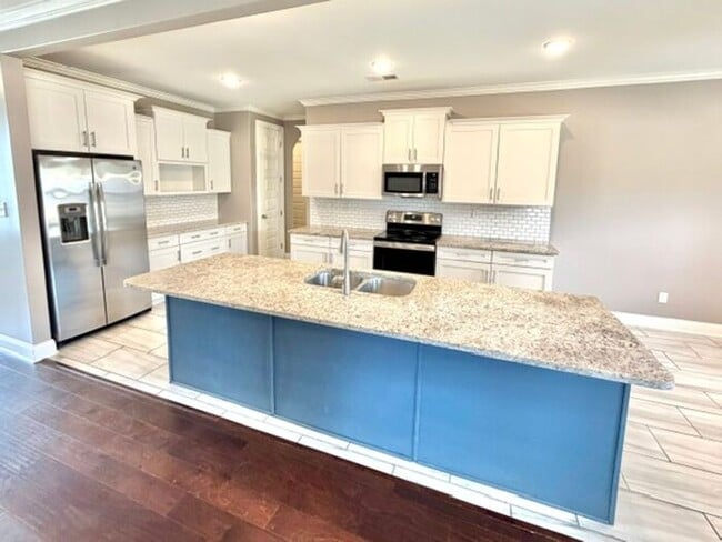 5 Bedroom 3 Bath Home Availalbe In Oakland