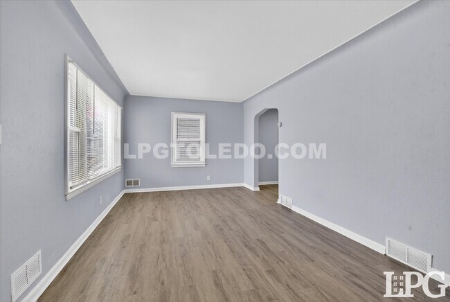 Photo - 1665 Burgoyne Dr