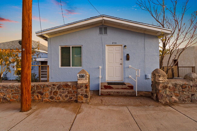 Front Door - 330 E Bowman Ave Casa