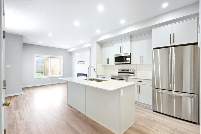 Photo - 3527 6 Ave SW