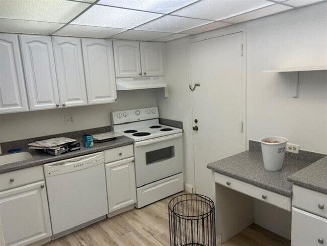 Photo - 3720 Inverrary Dr Unit 1T