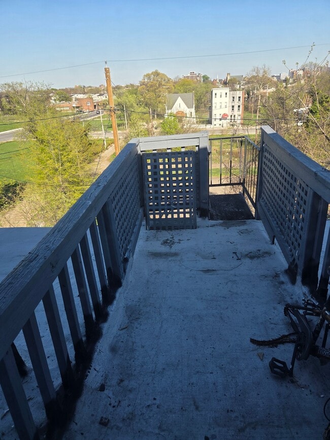 Building Photo - 825 N Fulton Ave