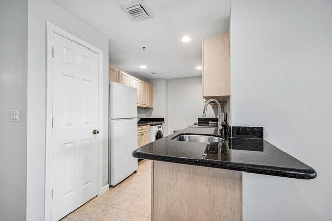 Building Photo - 2040 Greenview Shores Blvd Rental
